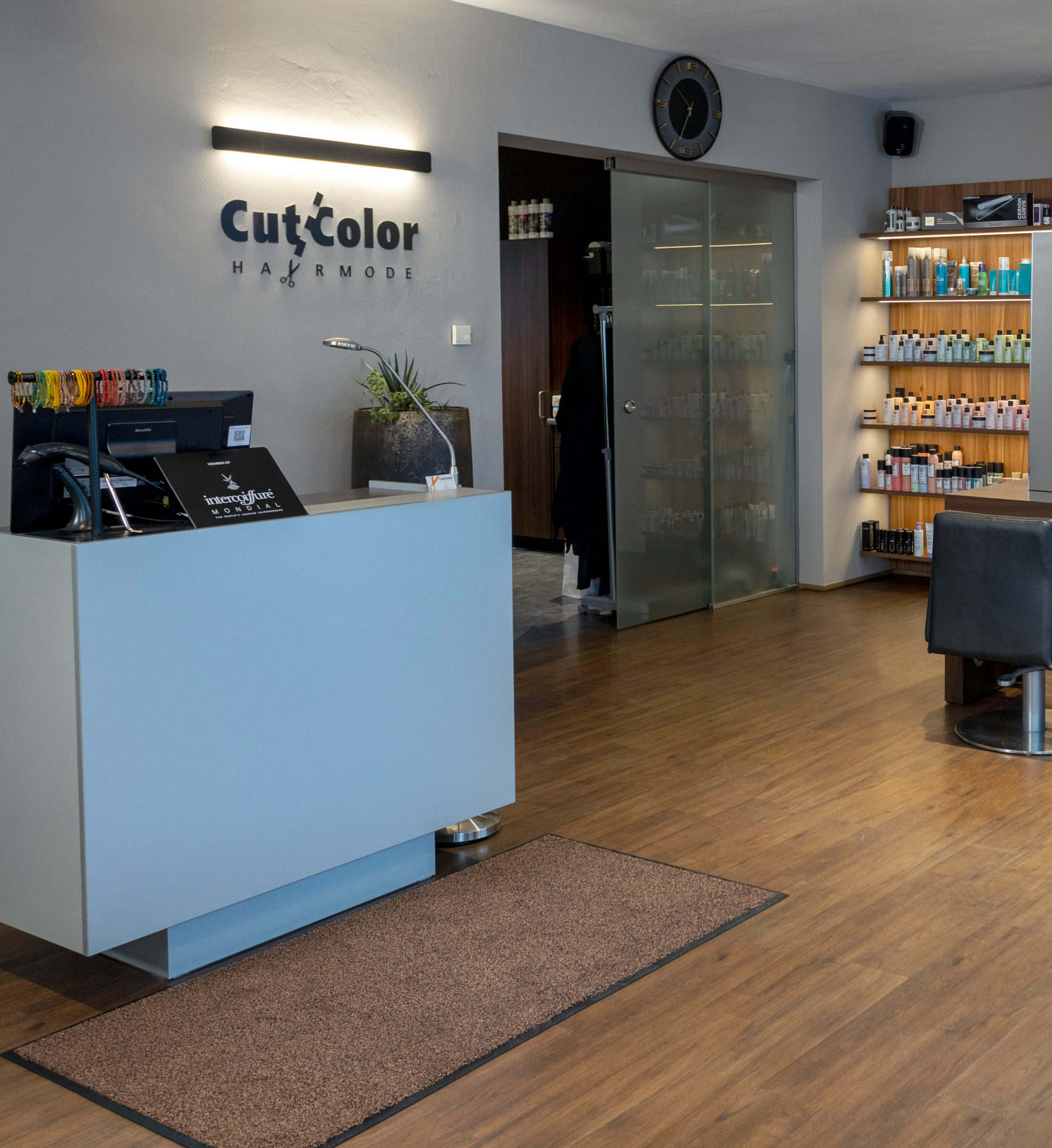 Cut & Color Haarmode – Empfangsbereich