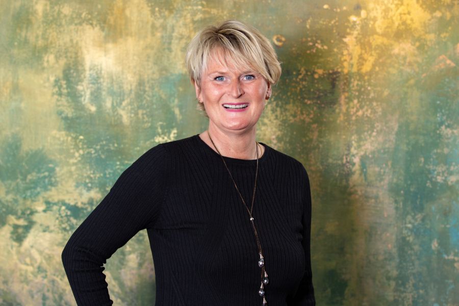 Stylistin Cut & Color Haarmode